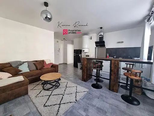 Küche; küchengeräte, holzboden, tageslicht, moderner stil