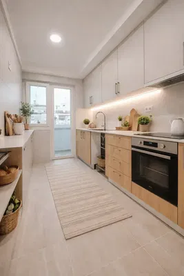 Kuchyně; kuchyňské spotřebiče, dřevěná podlaha, přirozené světlo, moderní styl