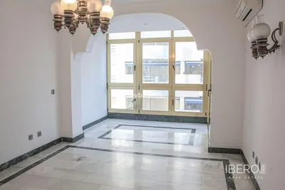 Kuchyně; kuchyňské spotřebiče, dřevěná podlaha, přirozené světlo, moderní styl