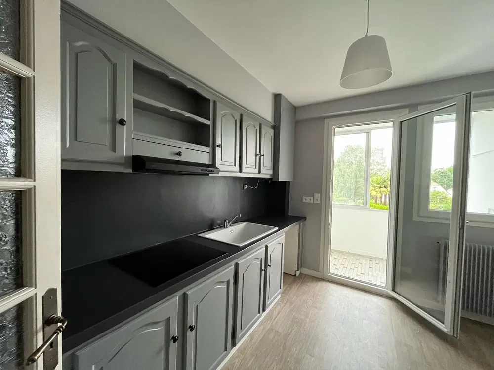 Mutfak; mutfak aletleri, ahşap zemin, doğal ışık, modern stil