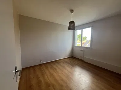 Mutfak; mutfak aletleri, ahşap zemin, doğal ışık, modern stil