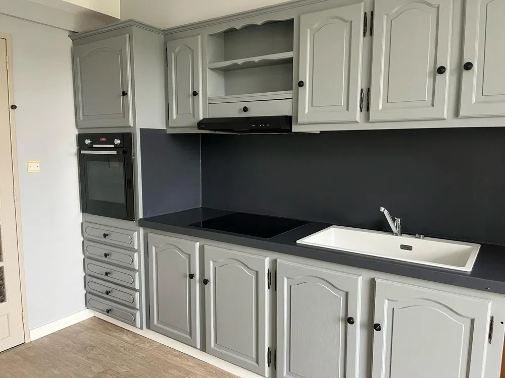 Mutfak; mutfak aletleri, ahşap zemin, doğal ışık, modern stil