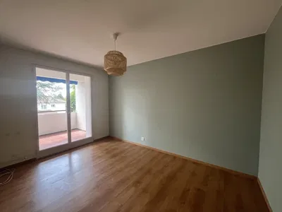 Mutfak; mutfak aletleri, ahşap zemin, doğal ışık, modern stil