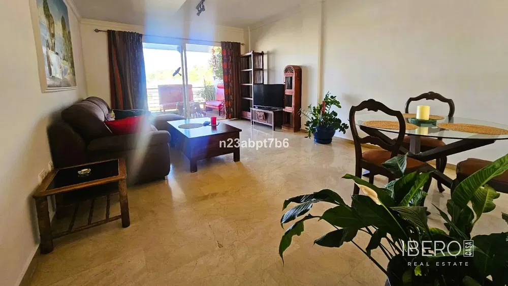 Mutfak; mutfak aletleri, ahşap zemin, doğal ışık, modern stil