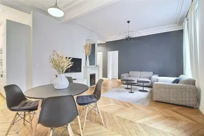 Cuisine; électroménager, parquet, lumière naturelle, style moderne