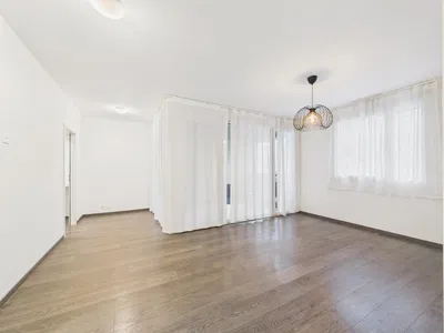 Κουζίνα; συσκευές κουζίνας, ξύλινο πάτωμα, φυσικό φως, μοντέρνο στυλ