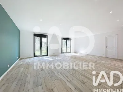 Wohnzimmer; holzboden, tageslicht, moderner stil
