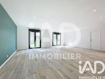 Дневна соба; дрвени под, природно светло, модерни стил