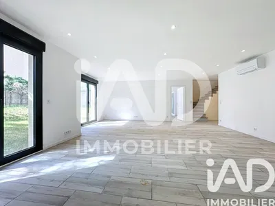 Küche; küchengeräte, holzboden, tageslicht, moderner stil