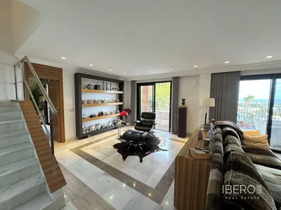 Küche; küchengeräte, holzboden, tageslicht, moderner stil