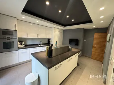 Küche; küchengeräte, holzboden, tageslicht, moderner stil