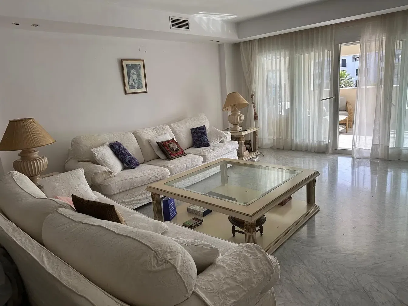 Mutfak; mutfak aletleri, ahşap zemin, doğal ışık, modern stil