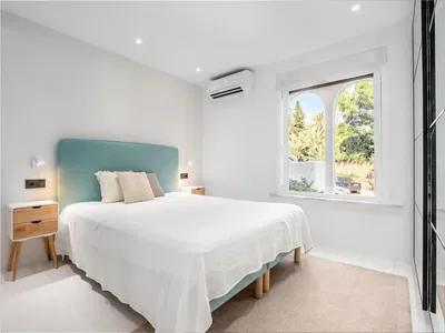 Cuisine; électroménager, parquet, lumière naturelle, style moderne