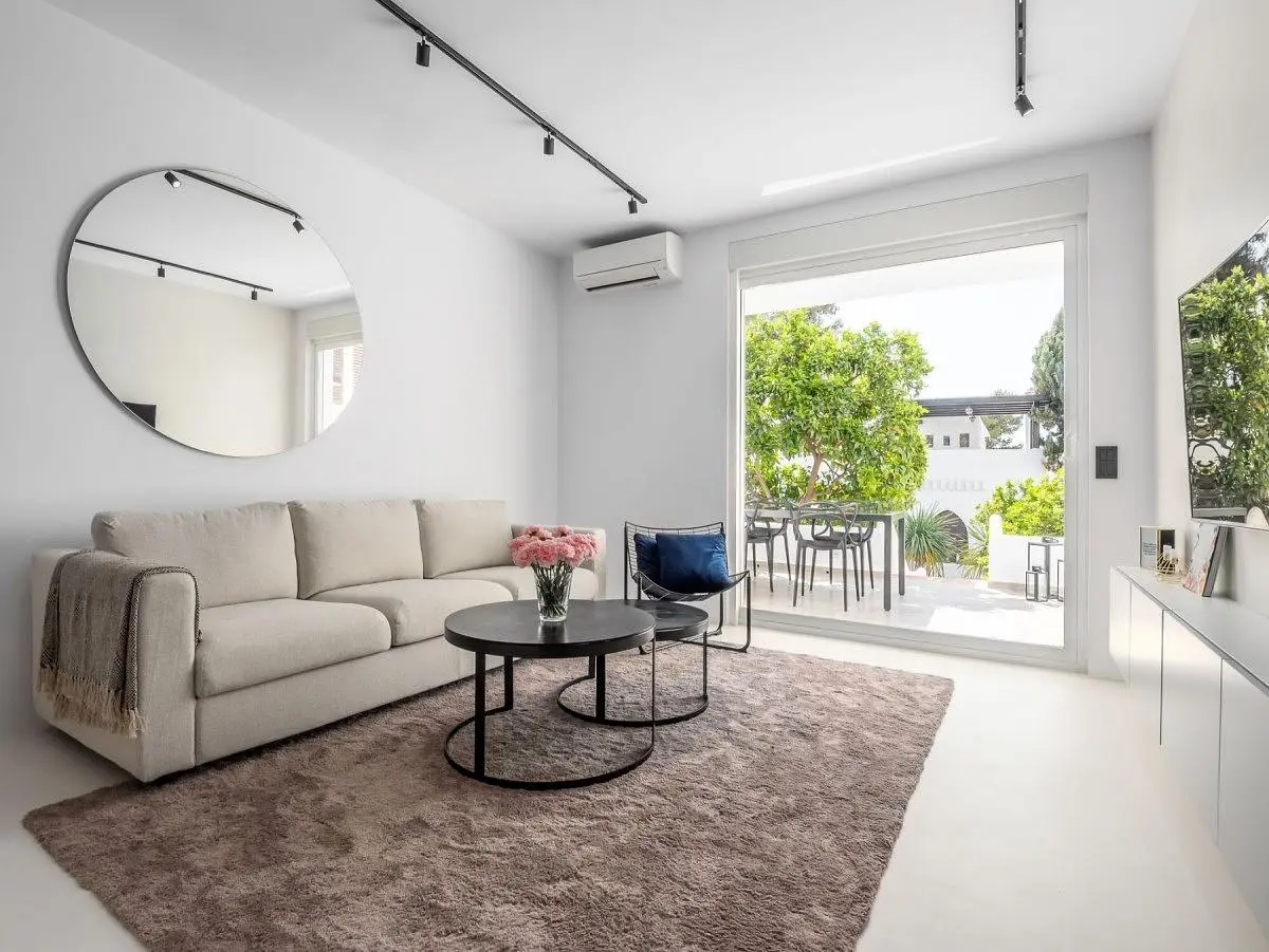 Salon; parquet, lumière naturelle, style moderne