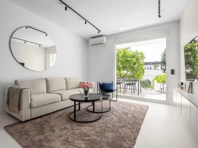 Salon; parquet, lumière naturelle, style moderne