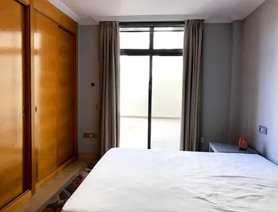 Kuchyňa; kuchynské spotrebiče, drevená podlaha, prirodzené svetlo, moderný štýl