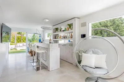 Kuchyně; kuchyňské spotřebiče, dřevěná podlaha, přirozené světlo, moderní styl