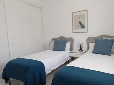 Mutfak; mutfak aletleri, ahşap zemin, doğal ışık, modern stil