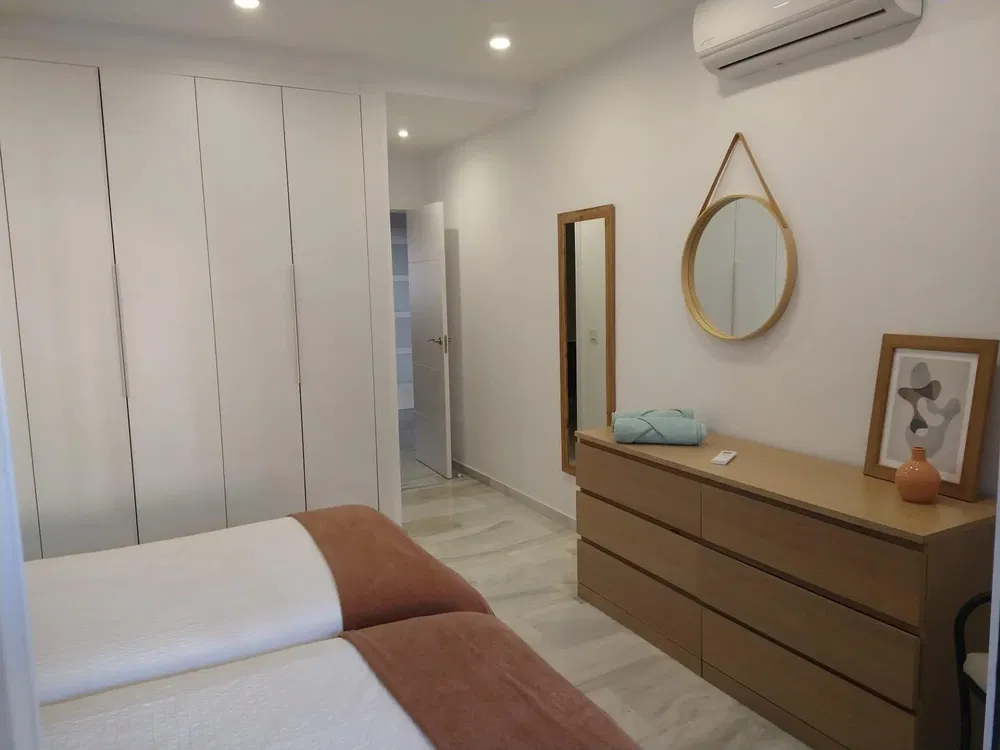 Mutfak; mutfak aletleri, ahşap zemin, doğal ışık, modern stil