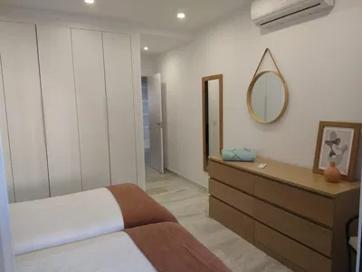 Mutfak; mutfak aletleri, ahşap zemin, doğal ışık, modern stil