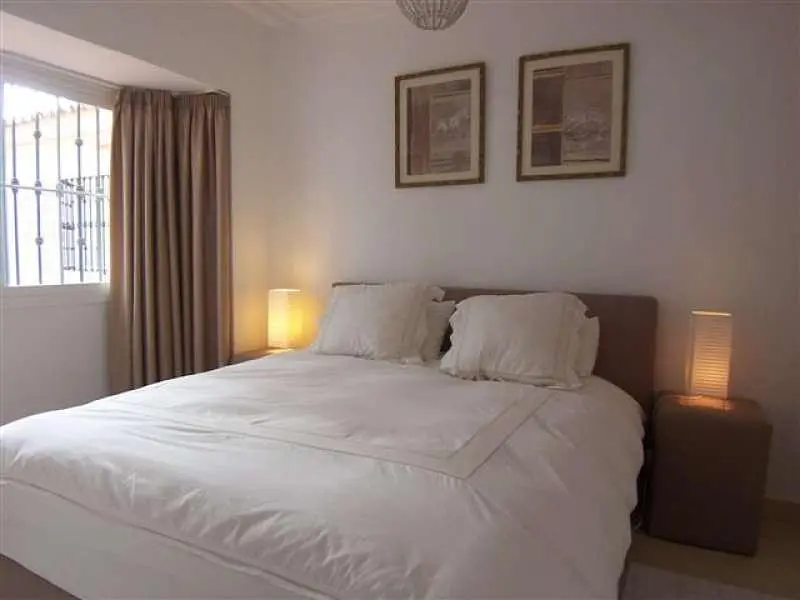 Küche; küchengeräte, holzboden, tageslicht, moderner stil