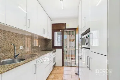 Kuhinja; kućanski aparati, drveni pod, prirodna svjetlost, moderan stil