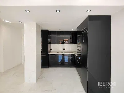 Kuhinja; kućanski aparati, drveni pod, prirodna svjetlost, moderan stil