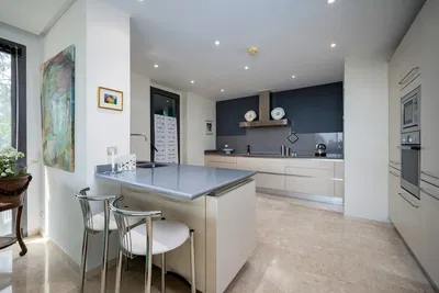 Küche; küchengeräte, holzboden, tageslicht, moderner stil