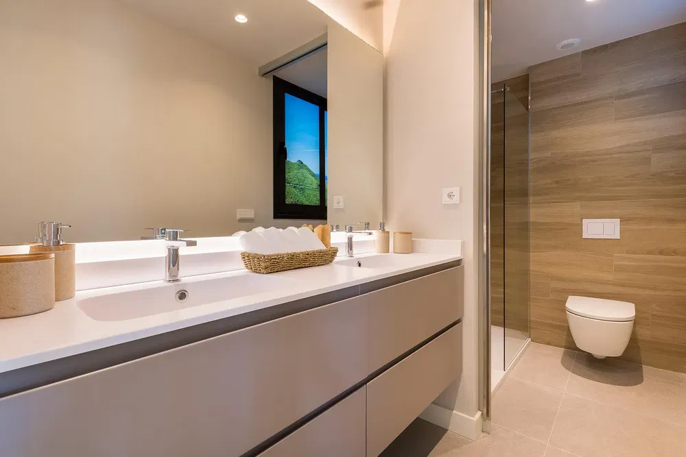 Cuisine; électroménager, parquet, lumière naturelle, style moderne