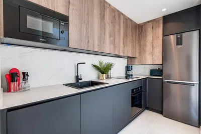 Küche; küchengeräte, holzboden, tageslicht, moderner stil