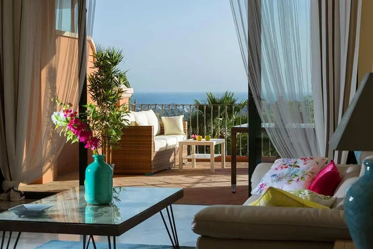 Cocina; electrodomésticos, suelo de madera, luz natural, estilo moderno