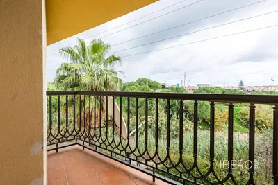 Kuchyně; kuchyňské spotřebiče, dřevěná podlaha, přirozené světlo, moderní styl