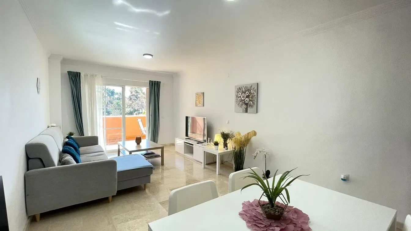 Wohnzimmer; holzboden, tageslicht, moderner stil