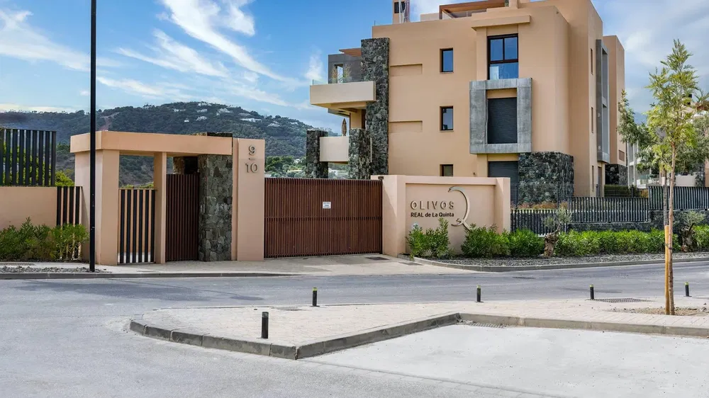 Kuchyně; kuchyňské spotřebiče, dřevěná podlaha, přirozené světlo, moderní styl