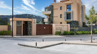 Kuchyně; kuchyňské spotřebiče, dřevěná podlaha, přirozené světlo, moderní styl