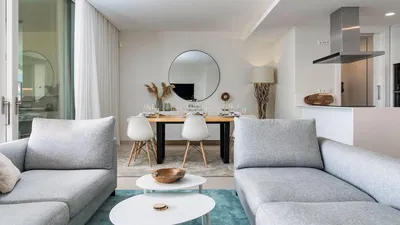 Kuchyně; kuchyňské spotřebiče, dřevěná podlaha, přirozené světlo, moderní styl