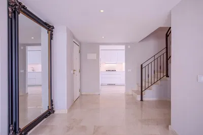 Kuchyně; kuchyňské spotřebiče, dřevěná podlaha, přirozené světlo, moderní styl