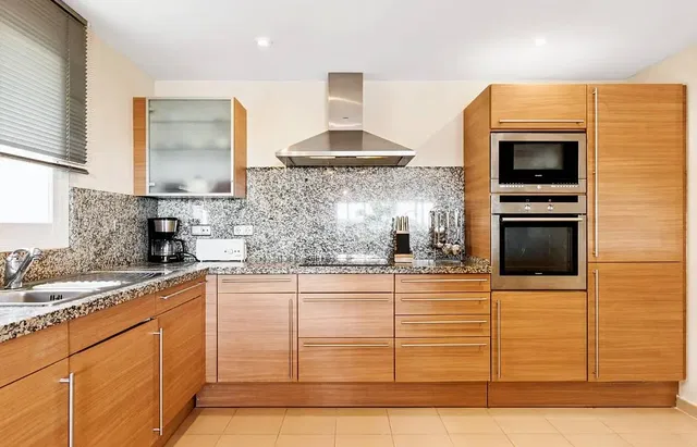 مطبخ; أجهزة المطبخ, أرضية خشبية, ضوء طبيعي, أسلوب عصري