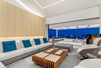 Кухиња; кухињски апарати, дрвени под, природно светло, модерни стил