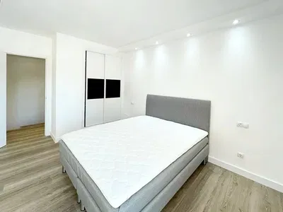 Cuisine; électroménager, parquet, lumière naturelle, style moderne