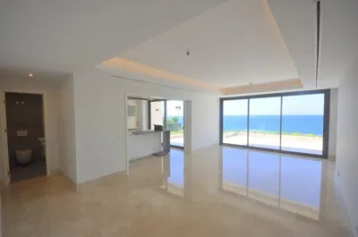 Kuchyňa; kuchynské spotrebiče, dlažba, prirodzené svetlo, moderný štýl