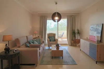 Salón; luz natural, estilo moderno