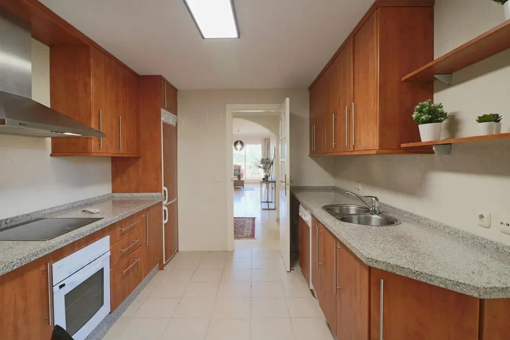 Cocina; electrodomésticos, suelo de baldosas, luz natural, estilo moderno