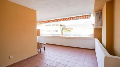 Balcón; suelo de baldosas, vista