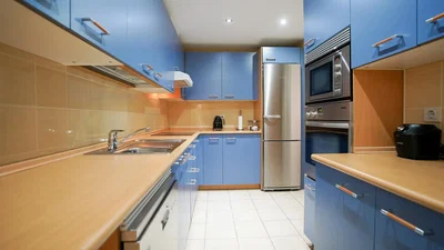 Cocina; electrodomésticos, suelo de baldosas
