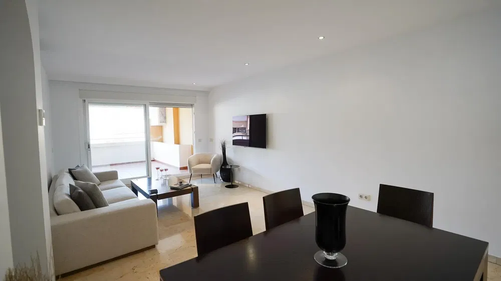 Salón; luz natural, suelo de madera, estilo moderno