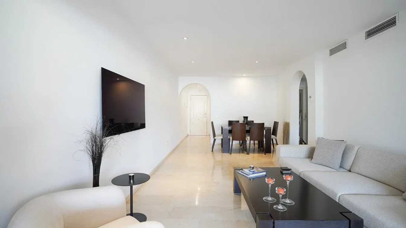 Salón; luz natural, estilo moderno, suelo de baldosas