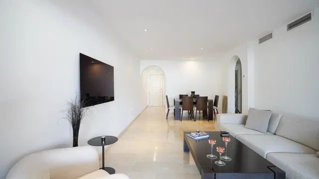 Salón; luz natural, estilo moderno, suelo de baldosas