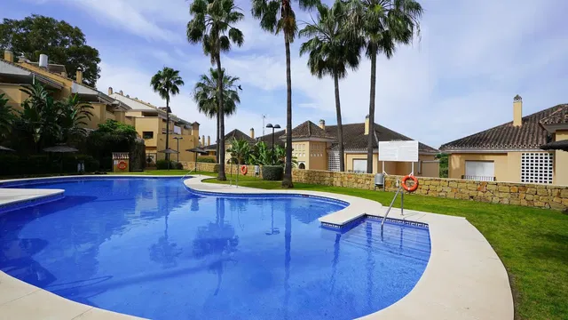 Casa y alrededores; vista, luz natural