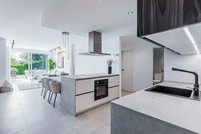 Cocina; electrodomésticos, suelo de baldosas, luz natural, estilo moderno